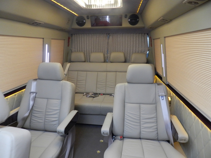 丰田考斯特豪华商务车改装