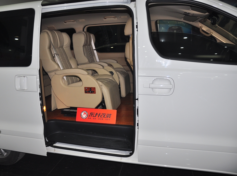 现代辉翼商务车改装
